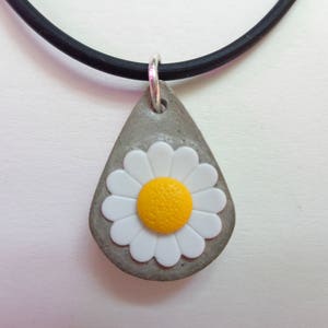 White daisy necklace - Concrete necklace - Concrete jewelry - White daisy flower - Children&#39;s jewelry - Girl&#39;s necklace -  Daisy jewelry
