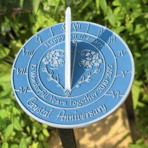 Prezent na 15. rocznicę ślubu Crystal Sundial. Świetny prezent dla niego, dla niej, męża, żony lub pary, aby uczcić Crystal Anniversary