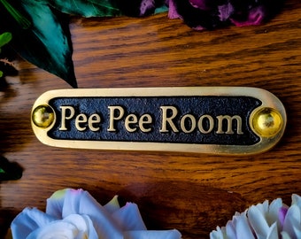 Targa per porta Pee Pee Room di TheMetalFoundry • Targa per porta di casa in ottone • Elegante placca da parete in metallo con informazioni
