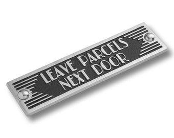 Letrero Art Deco Leave Parcels Next Door. Letrero de metal hecho a mano único en latón o aluminio para decoración del hogar o la oficina