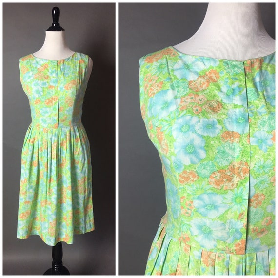 Vintage 50s dress / 1950s dress / floral dress / v