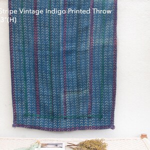 Op de afbeelding: Vintage indigo bedrukte deken met chevron strepen, 117 cm lang en 185 cm hoog.