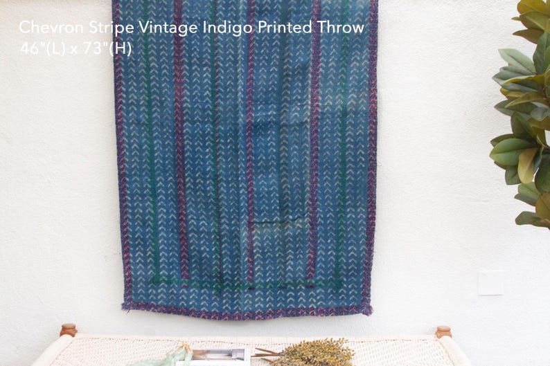 Op de afbeelding: Vintage indigo bedrukte deken met chevron strepen, 117 cm lang en 185 cm hoog.