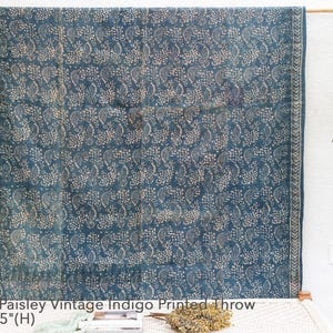 Op de afbeelding: Een blauwe en witte paisley-gepatroneerde deken. De deken is 170 cm lang en 216 cm breed.