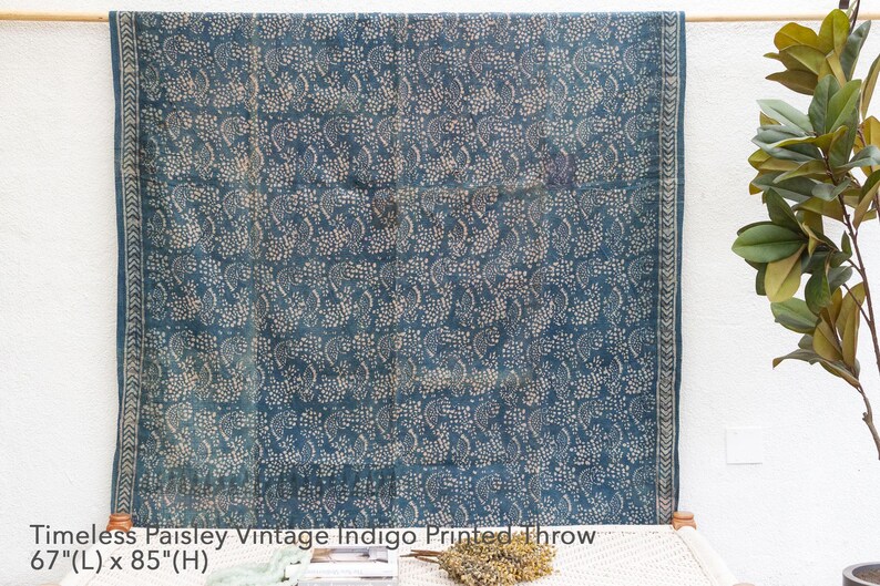 Op de afbeelding: Een blauwe en witte paisley-gepatroneerde deken. De deken is 170 cm lang en 216 cm breed.