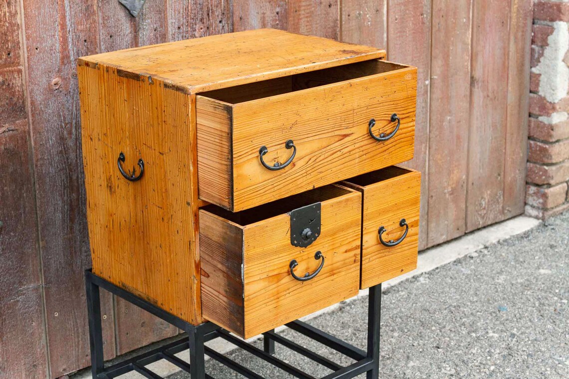 Tansu japonés antiguo en el soporte de hierro gabinete | Etsy
