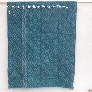 Op de afbeelding: Een vintage indigo bedsprei met een chevron streepdessin. Het meet 117 cm lang en 185 cm breed.