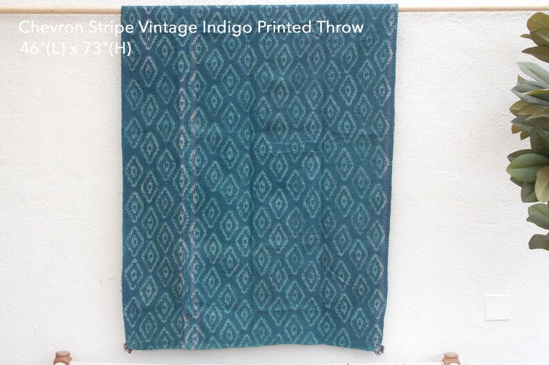 Op de afbeelding: Een vintage indigo bedsprei met een chevron streepdessin. Het meet 117 cm lang en 185 cm breed.