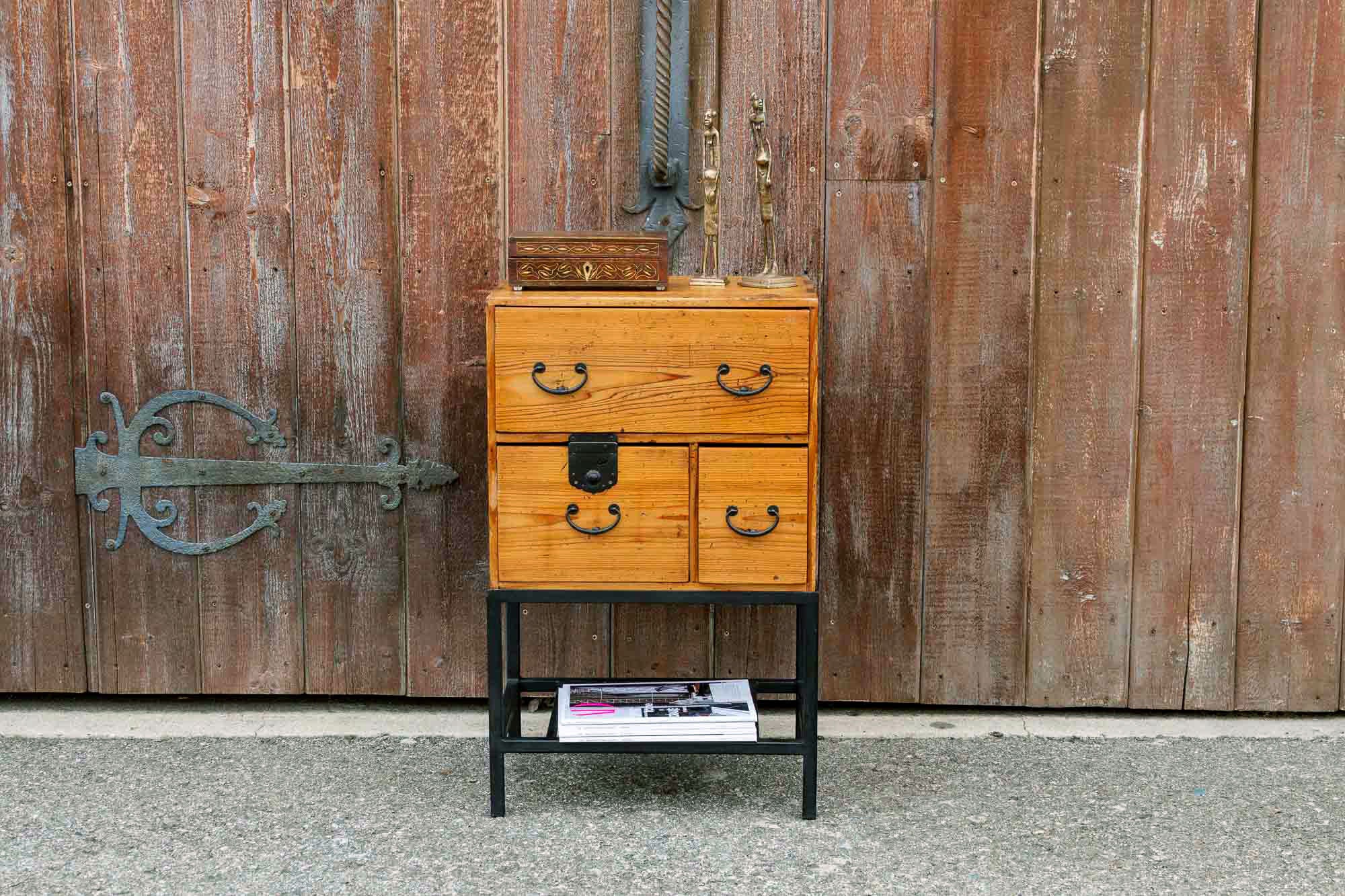 Tansu japonés antiguo en el soporte de hierro gabinete | Etsy