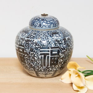 Asian Vintage Bulbous Jar w/Lid, Mid-20th century Asian vase, Vintage Porcelain Vase, Hand-Painted Asian Vase, Vintage Porcelain Ginger Jar
