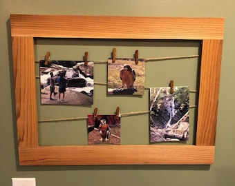 Marco de fotos de cedro con cordel de yute y mini pinzas para la ropa para exhibir fotos.