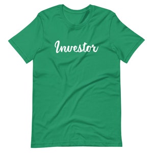 以下が含まれることがあります： 白い筆記体で「Investor」と書かれた緑色の半袖Tシャツです。
