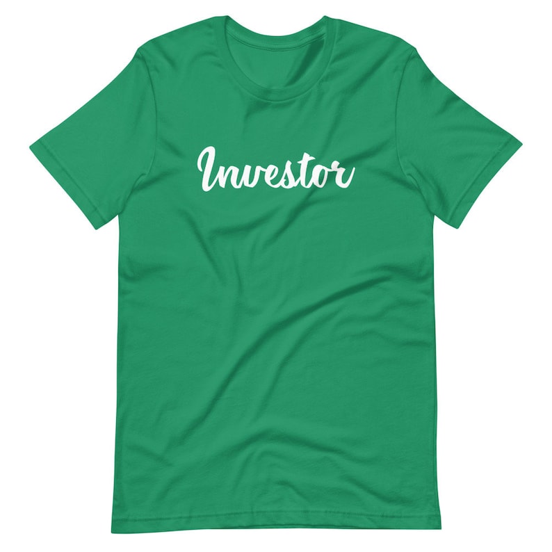 以下が含まれることがあります： 白い筆記体で「Investor」と書かれた緑色の半袖Tシャツです。