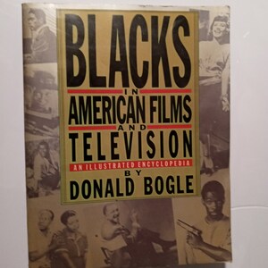 Puede incluir: Un libro titulado "Blacks in American Films and Television: An Illustrated Encyclopedia" de Donald Bogle. La portada presenta un collage de fotograf&iacute;as en blanco y negro de actores y actrices afroamericanos.