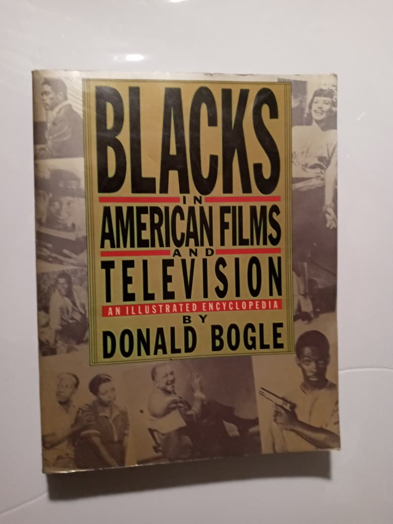 Puede incluir: Un libro titulado "Blacks in American Films and Television: An Illustrated Encyclopedia" de Donald Bogle. La portada presenta un collage de fotograf&iacute;as en blanco y negro de actores y actrices afroamericanos.