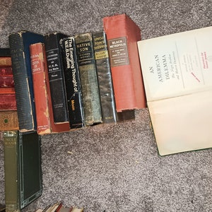 Puede incluir: Una colecci&oacute;n de libros antiguos de tapa dura con t&iacute;tulos como "Uncle Tom's Children", "Black Metropolis", "The Emerging Thought of W.E.B. DuBois", y "An American Dilemma".