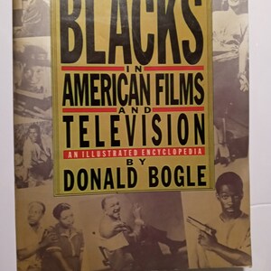 Puede incluir: Portada de libro con el t&iacute;tulo "Blacks in American Films and Television: An Illustrated Encyclopedia" de Donald Bogle. La portada presenta fotos en blanco y negro de varios actores y actrices negros.