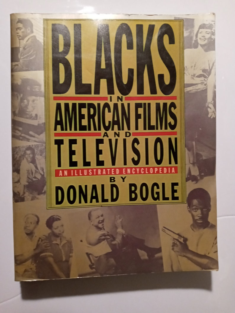 Puede incluir: Portada de libro con el t&iacute;tulo "Blacks in American Films and Television: An Illustrated Encyclopedia" de Donald Bogle. La portada presenta fotos en blanco y negro de varios actores y actrices negros.