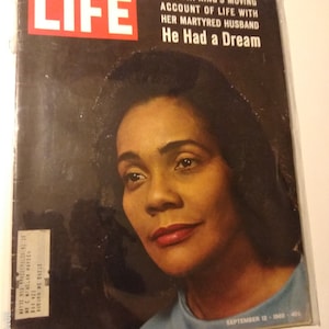 Puede incluir: Una portada de la revista LIFE vintage con un retrato de Coretta Scott King. El titular de la portada dice "Coretta King's Moving Account of Life with Her Martyred Husband He Had a Dream". La fecha en la portada es el 12 de septiembre de 1969.