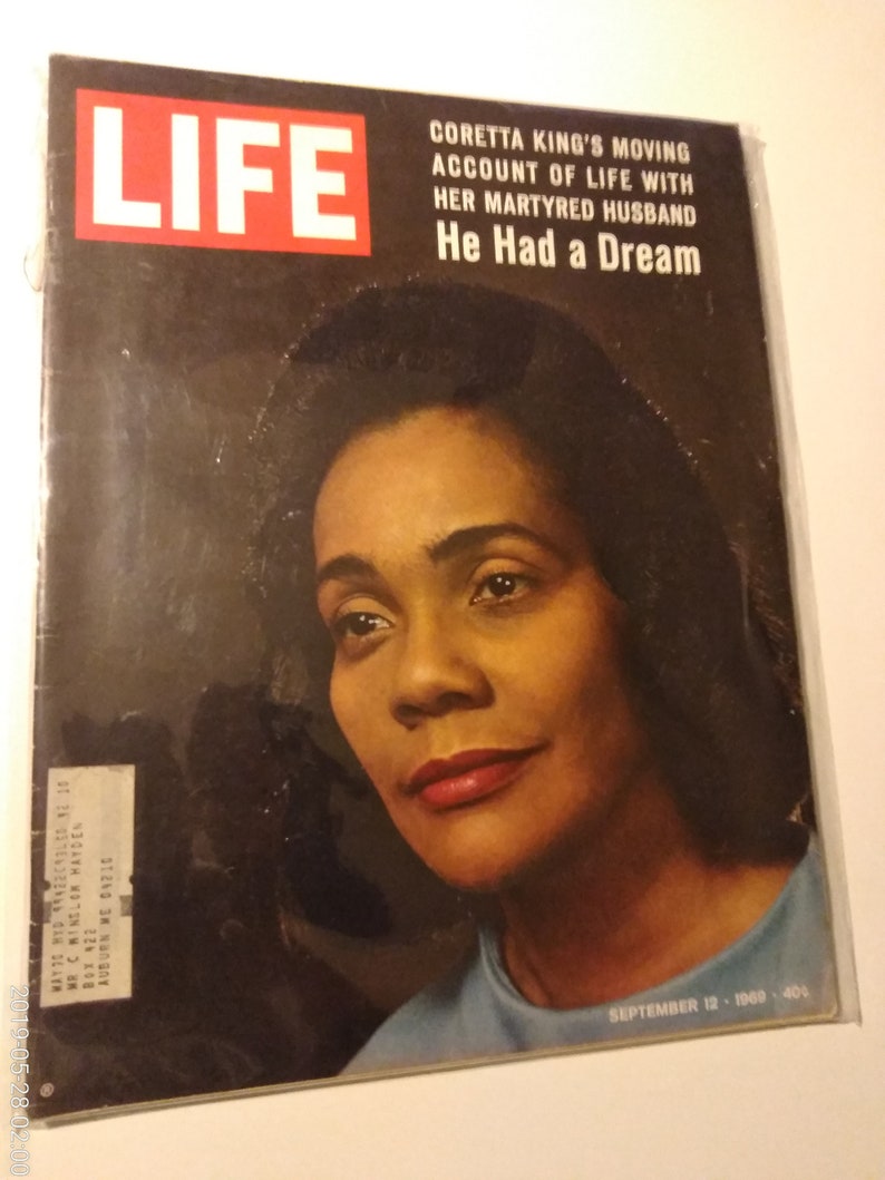 Puede incluir: Una portada de la revista LIFE vintage con un retrato de Coretta Scott King. El titular de la portada dice "Coretta King's Moving Account of Life with Her Martyred Husband He Had a Dream". La fecha en la portada es el 12 de septiembre de 1969.
