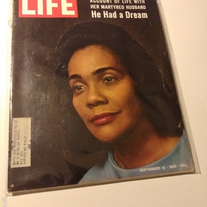 Puede incluir: Una portada de la revista LIFE vintage con una foto en blanco y negro de Coretta Scott King. El texto de la portada dice "Coretta King's Moving Account of Life with Her Martyred Husband He Had a Dream" y "September 12, 1969 - 40&cent;".