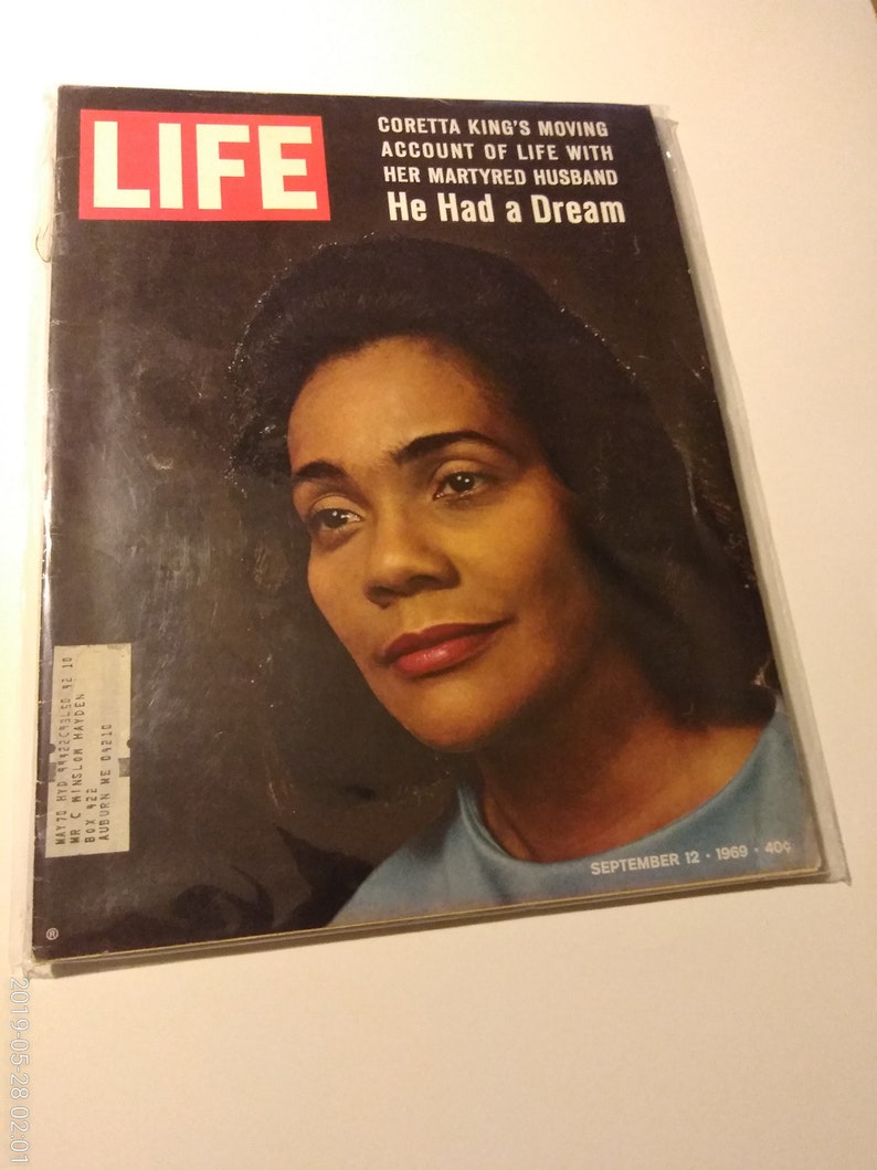 Puede incluir: Una portada de la revista LIFE vintage con una foto en blanco y negro de Coretta Scott King. El texto de la portada dice "Coretta King's Moving Account of Life with Her Martyred Husband He Had a Dream" y "September 12, 1969 - 40&cent;".