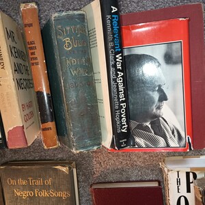 Lote de 68 libros afroamericanos antiguos, todos con títulos diferentes, la mayoría de la primera edición, algunos firmados por el autor; imagen 9
