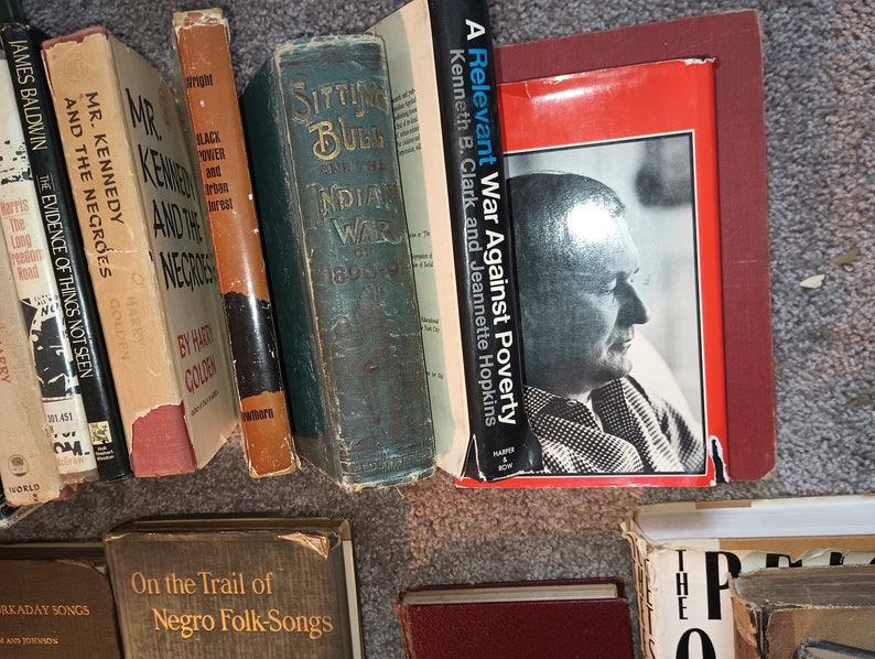 Lote de 68 libros afroamericanos antiguos, todos con títulos diferentes, la mayoría de la primera edición, algunos firmados por el autor; imagen 9