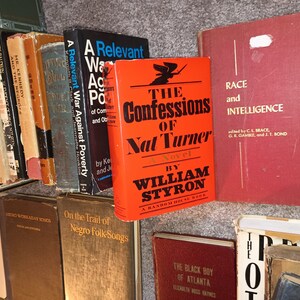Puede incluir: Una colecci&oacute;n de libros antiguos con varios t&iacute;tulos, incluyendo "The Confessions of Nat Turner" de William Styron, "Race and Intelligence" editado por C.L. Brace, G.R. Gamble y J.T. Bond, y "On the Trail of Negro Folk-Songs".