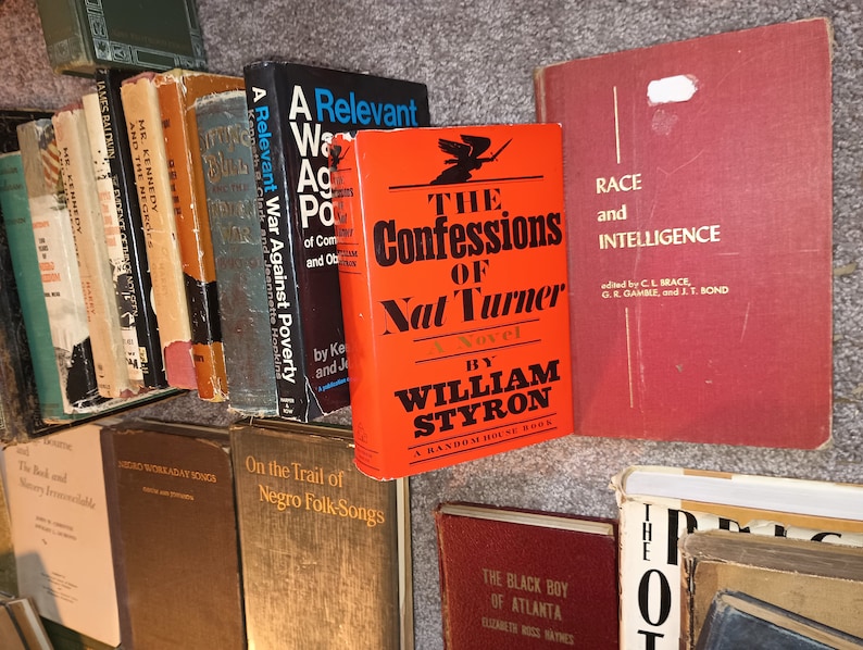 Puede incluir: Una colecci&oacute;n de libros antiguos con varios t&iacute;tulos, incluyendo "The Confessions of Nat Turner" de William Styron, "Race and Intelligence" editado por C.L. Brace, G.R. Gamble y J.T. Bond, y "On the Trail of Negro Folk-Songs".
