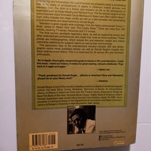 Puede incluir: Una portada de libro con una foto en blanco y negro de un hombre con gafas. El t&iacute;tulo del libro es "Blacks in American Films and Television". La portada del libro tambi&eacute;n incluye una cita de Spike Lee y una cita de la revista Essence.