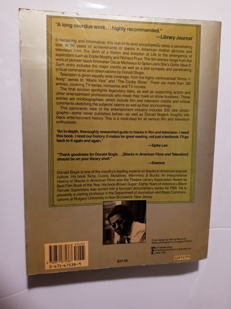 Puede incluir: Una portada de libro con una foto en blanco y negro de un hombre con gafas. El t&iacute;tulo del libro es "Blacks in American Films and Television". La portada del libro tambi&eacute;n incluye una cita de Spike Lee y una cita de la revista Essence.
