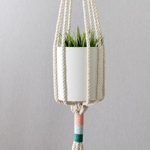 Macrame Plant Hanger: Vintage-Inspired Hanging Planter