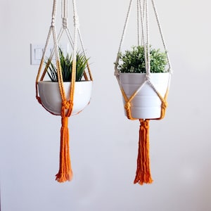 Macetero colgante de macramé teñido a mano, color naranja