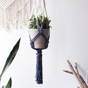 Macetero colgante de macramé teñido por inmersión, color índigo