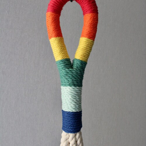 Suspension pour plantes en macramé arc-en-ciel : Pot suspendu de 101,6 cm (40 po) *Aucuns droits de douane ni frais pour les États-Unis