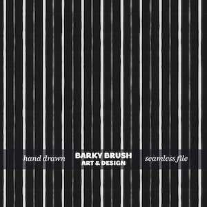 以下が含まれることがあります： 黒い背景に垂直な白い筆致の手描きパターンが施されたシームレスなデジタルファイル。テキスト「BARKY BRUSH ART & DESIGN」と「seamless file」は白で表示されます。全体的なデザインはシンプルでモダンです。