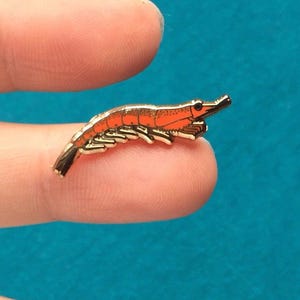Pin de krill diminuto. 25% para obras benéficas - Mini pin de esmalte duro - Krill antártico - Euphausia superba