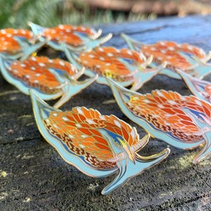 Pins de nudibranquio opalescentes (2 opciones de color) - ¡25 % de donación benéfica! - Hermissenda crassicornis - Hermissenda opalescens - Pin de esmalte duro
