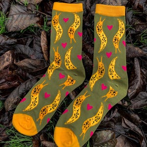 Meias Banana Slug - 1 dólar para caridade! - Meias ecológicas de bambu para todos os gêneros - Calçado divertido unissex para adultos