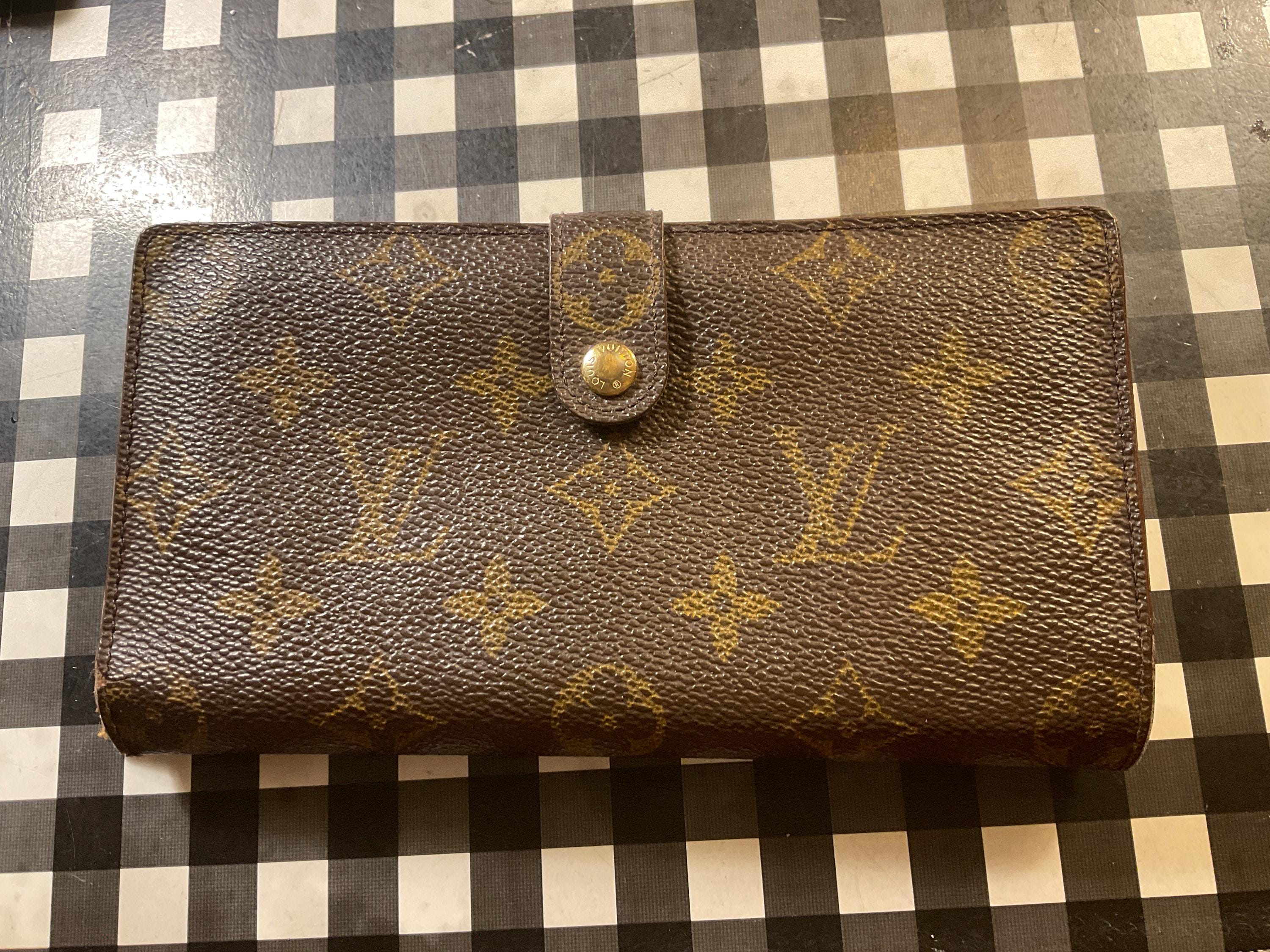 Louis Vuitton Monogram Kisslock Coin Purse 184899 – FASHIONPHILE Beautiful Louis Vuitton wallet with kiss lock coin pouch and snap button closure main image 2