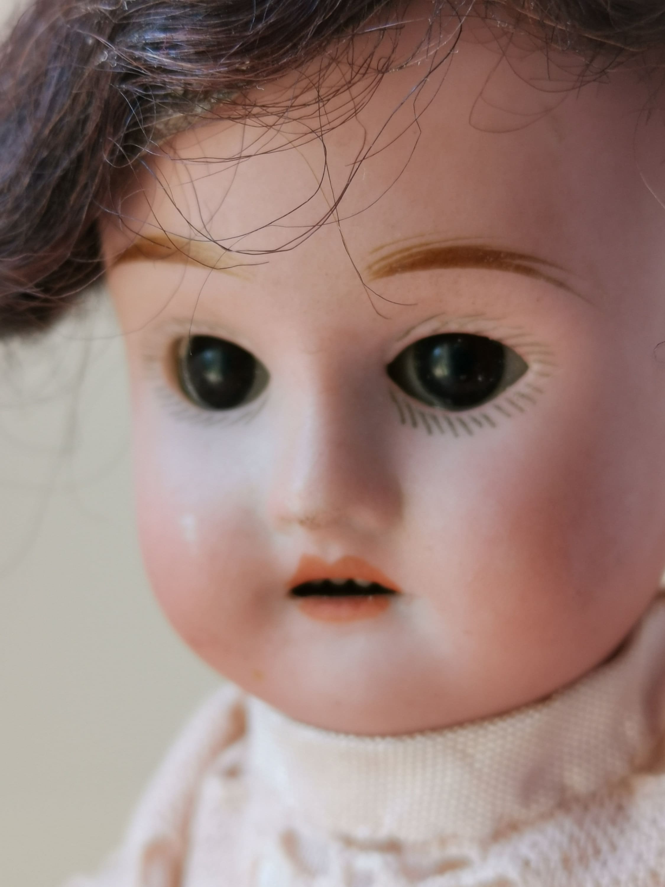 Poupée mignonnette en porcelaine avec vétements époque XIXème