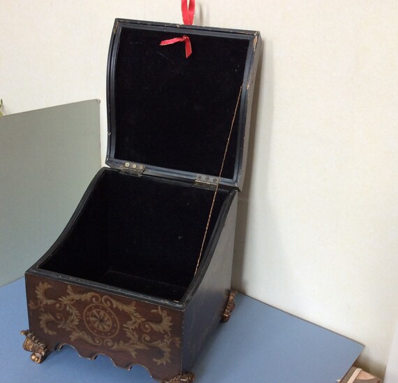 Antique Style Reproduction Box with shapely lid, Jewe… - Gem