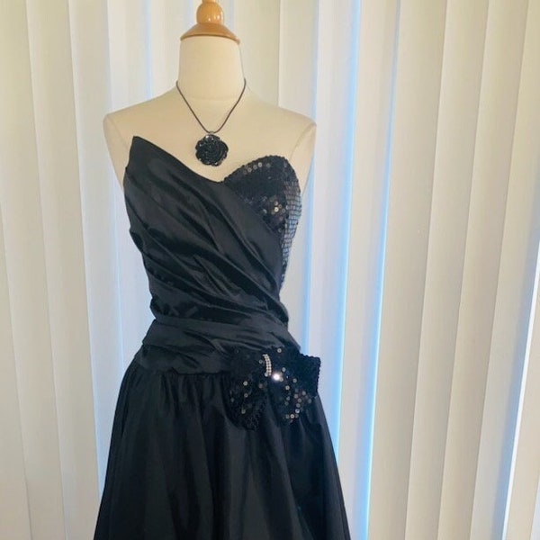 Vintage 1980’s Black Goth Witch Alternative Sleeveless Strapless Taffeta Prom Formal Dress w/ Sequin Accents Sz S