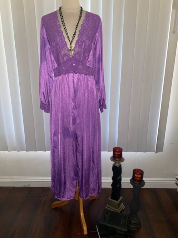 Vintage 1970's Beautiful Lilac Long Sleeve Full Le