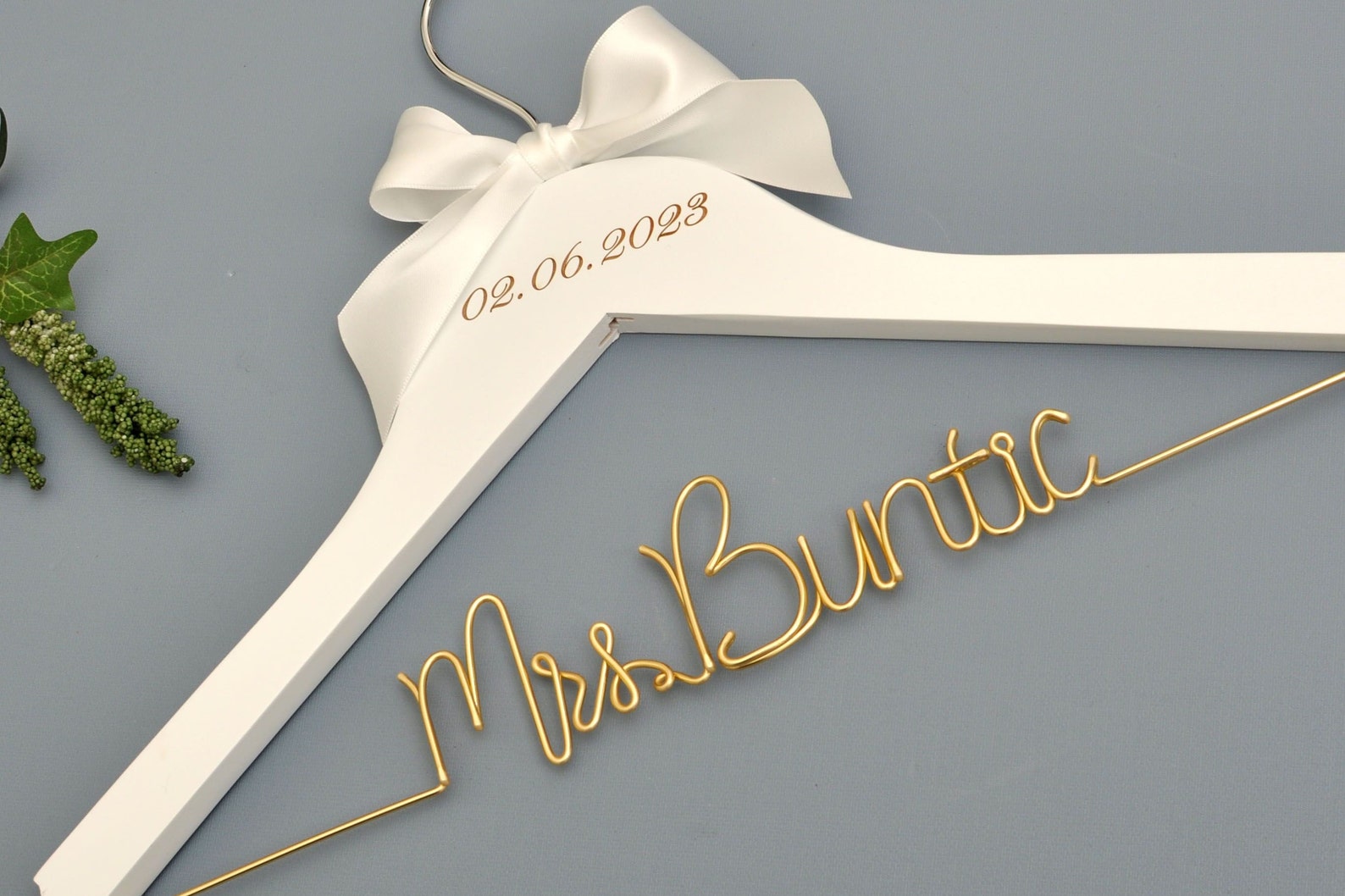 Bridal Hanger, Wedding Name Hanger, Personalized Hanger, Wedding Custom Hanger, Dress Hanger. Wedding Gifts - 3# Gold wire, White & White Bow