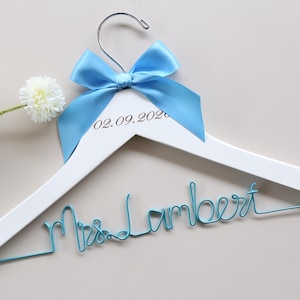 Personalisierte Hochzeit Kleiderbügel, Brautparty Geschenke, Braut Kleiderbügel, Brautjungfer Kleiderbügel, benutzerdefinierte Geschenke Blue & White