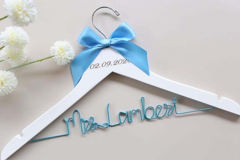 Personalisierte Hochzeit Kleiderbügel, Brautparty Geschenke, Braut Kleiderbügel, Brautjungfer Kleiderbügel, benutzerdefinierte Geschenke Blue & White