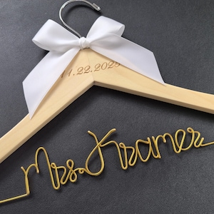 Personalisierte Hochzeit Kleiderbügel, Brautparty Geschenke, Braut Kleiderbügel, Brautjungfer Kleiderbügel, benutzerdefinierte Geschenke Bild 7