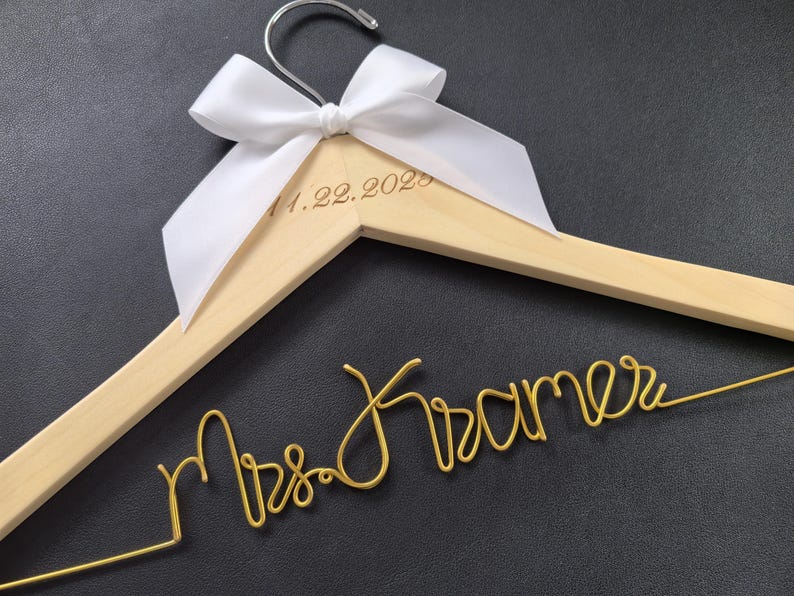 Personalisierte Hochzeit Kleiderbügel, Brautparty Geschenke, Braut Kleiderbügel, Brautjungfer Kleiderbügel, benutzerdefinierte Geschenke Bild 7
